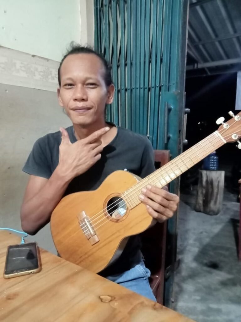 Perajin Gitar Anggap tak Selamanya PHK Itu Jadi Petaka