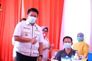 Herman Deru Pantau Vaksinasi Pedagang Pasar Cinde