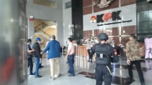 Tiba di Gedung KPK, Gubernur Sulsel Disambut Pria yang Diduga Anaknya