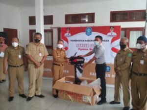 Petani Madu Kelulut Bangka Terima Bantuan Mesin Perahu