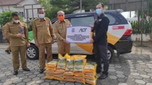 Pemkot Pangkalpinang Serahkan Bantuan 1 Ton Beras Untuk Korban Gempa Mamuju dan Majene