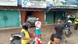 Avanza Tabrak Dua Unit Sepeda Motor dan Ruko
