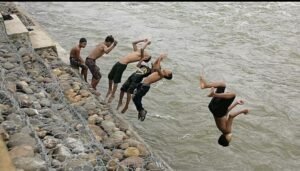 Tepian Bronjong Sungai Enim Kini Jadi Tempat Selfie Favorit Warga