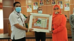 Tak Perlu Berkerumun, Kini Adminduk di OKI Diantar Pak Pos ke Rumah