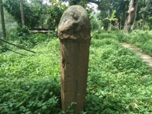 Ternyata, Ini Arti Batu Prasasti Berbentuk Alat Kelamin di Tanah Datar