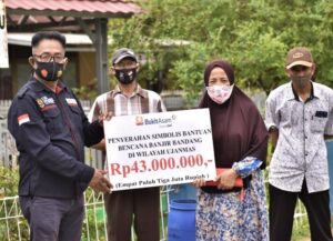 PTBA Bantu Korban Banjir di Ujan Mas