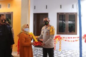 Kado HUT Ke-75 Brimob, Sarmin Terima Kunci Rumah Layak Huni dari Kapolda Babel