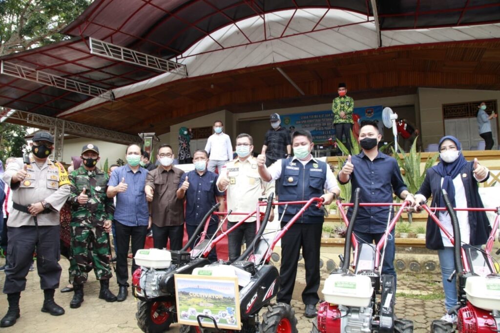 Herman Deru Salurkan 150 Set Alsintan Untuk Petani Sayur di Pagaralam