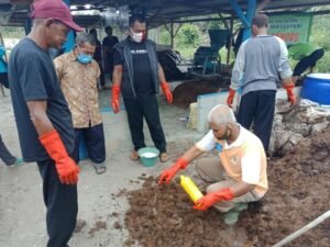 Kelompok Tani di Bukit Layang Dilatih Buat Pupuk dan Kompos Blok