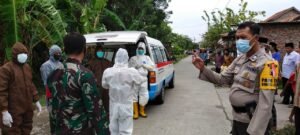 Babinsa Menur Dampingi Prosesi Pemakaman Warga Dengan Protokol Covid-19