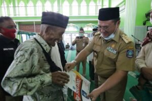 Melalui PT Pos, Gubernur Erzaldi Serahkan Bantuan Sosial Baznas ke Warga Kelurahan Dul