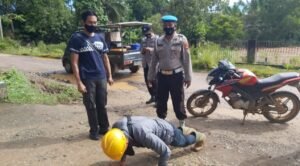 Razia Masker, Kapolsek Plakat Tinggi Terapkan Sanski Push Up Bagi Warga yang Terjaring