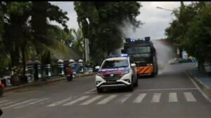 Semprotkan Disinfektan Polres Lahat Kerahkan Mobil Water Canon