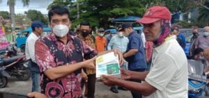 Peringati Hari Anak Kejari Karimun Bagikan Ratusan Nasi Kotak, Masker dan Vitamin