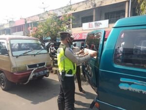 Pasang Stiker ‘Ayo Pakai Masker’ Sopir Angkot Diajak Kampanyekan 3 M