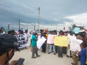 Aksi Penolakan Kapal KIP Matras Terus Bertahan