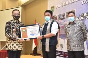 Herman Deru Serahkan Penghargaan Siddhakarya kepada Perusahaan dan Pemda Peduli UMKM