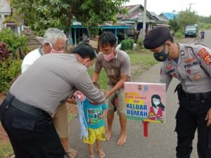 Cegah Penularan Covid 19, Personil Polres Mura Bagikan Masker&nbsp;