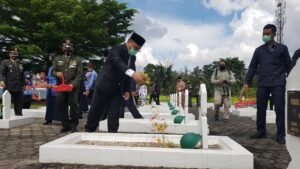 Khidmatnya Prosesi Tabur Bunga Hari Pahlawan di Taman Makam Pahlawan Pawitralaya
