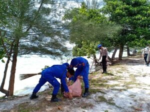 Peringati HUT ke-70 Korps Polairud, Polres Basel Gelar Aksi Bersih-bersih Pantai