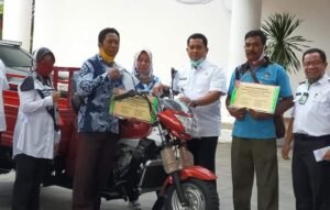 Bupati Askolani Bantu Motor Roda 3 untuk Petani Cabe dan Jeruk