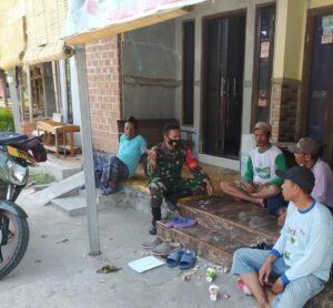 Sertu Supomo Immbau Warga Binaanya untuk Mengenakan Masker Setiap Beraktivitas