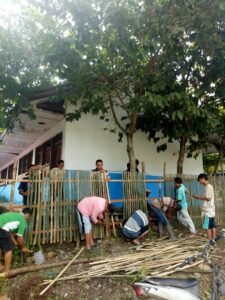 Prihatin Sekolah Bertabur Kotoran Hewan, Wali Murid di Lahat Gotong Royong Buat Pagar