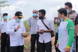 Gubernur Erzaldi&nbsp;Serahkan Bantuan Pada Petani Hortikultura Cambai