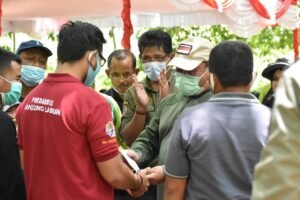 Kelompok Tani Hutan Terima Bantuan Bibit Kepiting Bakau