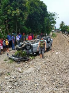 Brak! Avanza Silver Remuk Dihantam Kereta