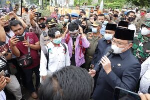 Bupati Muba Temui Massa Aksi Unjuk Rasa Tolak Omnimbus Law