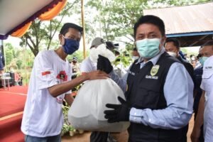 Herman Deru Sebar Ratusan Ribu Benih Ikan di Pagaralam