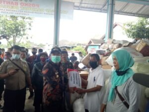 Cik Ujang Antar Beras 2,5 Ton untuk Korban Kebakaran