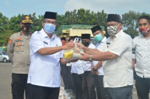 Salurkan Bansos Covid, Pemkab Mura Minta Masyarakat Tetap Terapkan Prokes