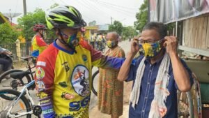 Sambil Gowes, Sekda Muba Tegur Pekerja di Jalan yang Tak Pakai Masker