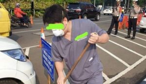 Dokter Dihukum Nyapu Jalanan Gara-gara Tak Pakai Masker saat Mengemudi