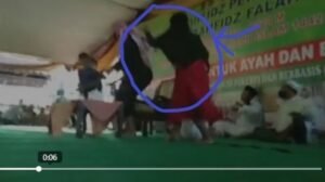 Ada Sosok Wanita Berjilbab Hitam saat Syekh Ali Jaber Ditusuk, Siapa Dia?