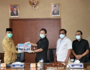 Plt Bupati Muara Enim Serahkan RAPBD-P ke DPRD