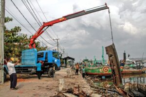 Mengganggu Aktivitas, Puluhan Bangkai Kapal Dibersihkan di Pelabuhan Perikanan Nusantara Brondong
