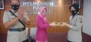 Polwan Termuda Polres Basel Terima Nasi Tumpeng dari Ny Uum Agus
