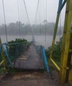 Jembatan Gantung Semeteh Ambruk Diterjang Puting Beliung