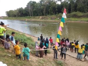 Masyarakat Desa Muara Lawai Antusias Saksikan Lomba Bidar Mini