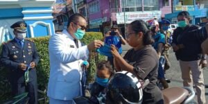 Berhentikan Pengendara, Cik Ujang Bagikan Masker Gratis