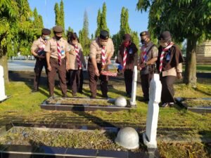 Kenang Jasa Pahlawan, Pramuka UIN Palembang Tabur Bunga di Taman Ksetra Ksatria Siguntang