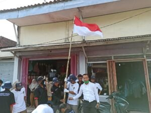 Kesbangpol Basel Pasang Bendera Merah Putih di Pusat Kota Toboali