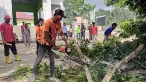 Warga Desa Mendis Kompak Tebang Ranting Pohon yang Berpotensi Ganggu Jaringan Listrik