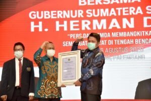 Herman Deru Raih PWI Award 2020