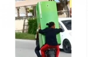 Bawa Kulkas di Atas Sepeda Motor, Sosok Emak-emak Ini Jadi Sorotan
