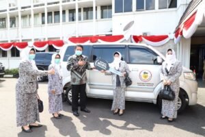 Herman Deru Serahkan Mobil Operasional untuk PD IBI Sumsel