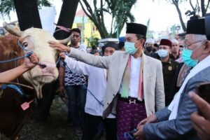 Salat Idul Adha di Masjid Agung, Harnojoyo Serahkan Sapi Limousin